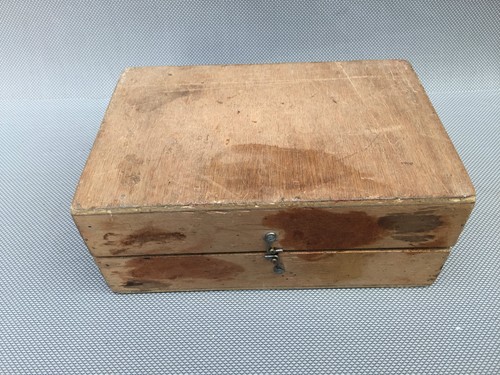 Ancienne boite vis en - à, bois