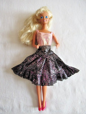 BARBIE en ROBE NOIRE ET ROSE +