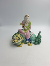 FIGURINE ANCIENNE CHINOISE KWAN-YIN GUAN YIN DÉESSE ASSISE SUR FOO LION PEINTE À LA MAIN