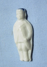 FEVE  faience ou porcelaine Soldat ? Vernissé Couleur noir dos lisse