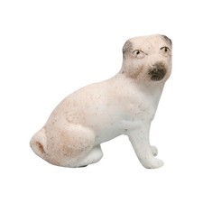 Ancienne Fève Allemande Chien Carlin Assis 25x25 mm Biscuit Figurine Miniature