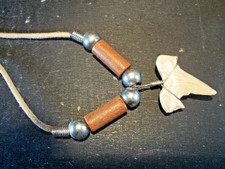 COLLIER PENDENTIF AVEC DENT DE REQUIN FOSSILE OTODUS OBLIQUUS 30 M.A. Afrique N.