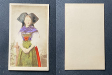 Femme en costume et coiffe