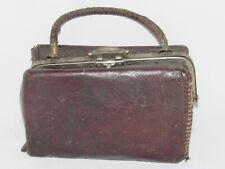 04F48 ANCIEN PETIT SAC DILIGENCE A MAIN DE FEMME CUIR FIN XIXe Déb.XXe