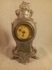 Ancienne pendule à poser en étain, horloge vintage en métal de21cm de haut