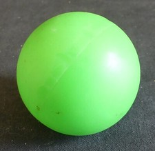 Balle verte en mousse dure |