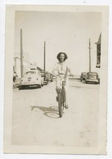 Snapshot Photo originale vintage Femme vélo bicyclette route  - SA007