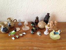 OBJETS DE VITRINE, déco , poupée  : LOT DE 22 MINIATURES EN PORCELAINE et verre 