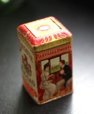 RARE : 125 grammes. Cacao DROSTE. Tôle lithographiée. 93 mm ht. Flirt dans wagon