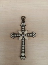 Beau pendentif croix en métal blanc cuivré et pierres blanches 3,6 cm X 6 cm