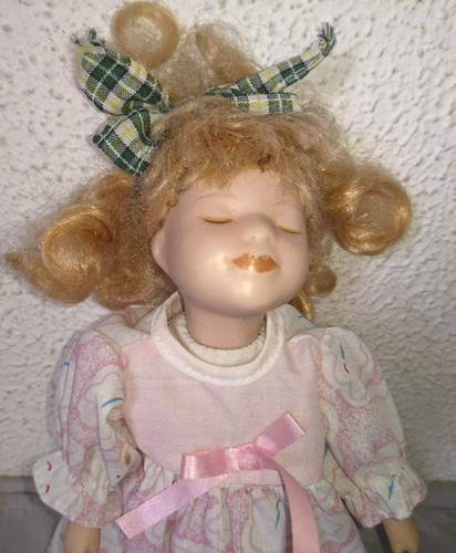 Ancienne belle poupée qui - belle,