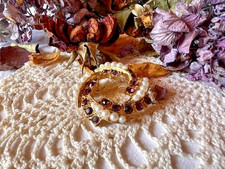 West Jewelry Co - Broche couronne ancienne cristal perles plaqué or violet blanc