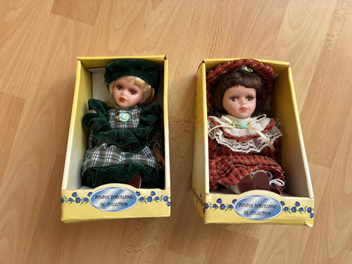 Lot poupées de - 2,