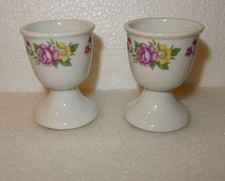 M) PAIRE DE COQUETIER EN PORCELAINE DURE