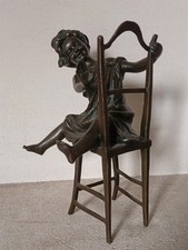 Sculpture bronze. Fillette sur une chaise signée Franz Iffland Paris.