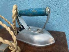 Ancien jouet petit fer électrique  à repasser 100 V jouet enfant