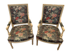 Paire de fauteuils de style