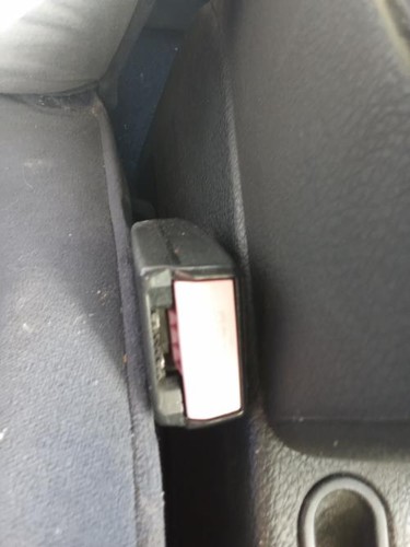 Attache ceinture avant droit