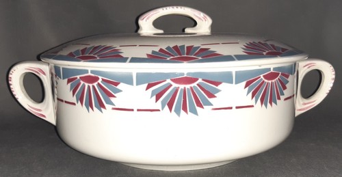 Une soupière céramique - soupière,