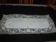 dessus  de meuble  vintage  84 x 34 avec broderie & dentelle fait main ref 18TD9