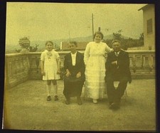 PHOTO DE  FAMILLE ANIMEE 1934 AUTOCHROME LUMIERE PLAQUE VERRE 6 X 13 STEREO