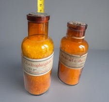 Anciens flacons, Pots  apothicaire pharmacie en verre ambré.