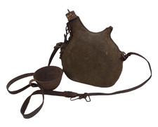 Gourde 2 litres modèle 1877 housse moutarde/kaki et quart 1865 français WW1/WW2
