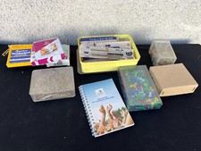 Lot de fournitures de bureau vintage – stylos, punaises, recharges, etc.