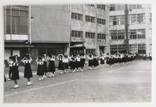 Filles cartable sur tête, écolières, école - Photo ancienne snapshot Japon