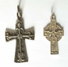 Lot de 2 pendentifs croix, 1