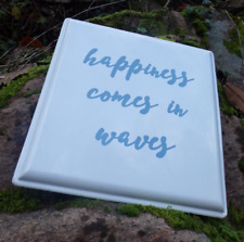 HAPPINESS COMES IN WAVES - PLAQUE EN METAL - 30 x 30 CM - DECO BEACH & SURF