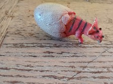 Figurine bébé dinosaure