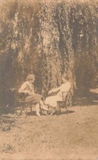 ANCIENNE JOLIE PHOTO DEUX JEUNES FEMMES SOUS LES SAULES PLEUREURS