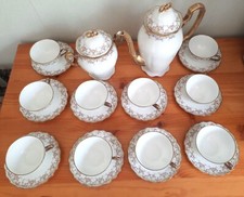 Ravissant service à thé 10 personnes en porcelaine fine de Limoges France.
