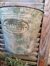 Seau mural en métal pour