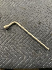 Clé à crampons Mercedes 17