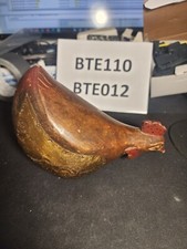 Poule en bois sculpté et peinte avec plaques de laiton ancienne vintage déco