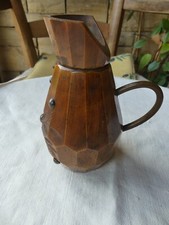 Arts décoratifs Petit pichet bois massif décor facettes fleurs clous St Etienne