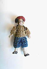 ANCIENNE POUPÉE MINUSCULE TOUT EN BISCUIT, HABITS EN TRICOT - BASQUE(?) - 3,5 cm