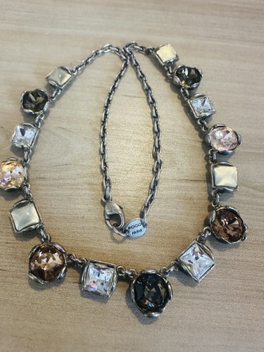 Collier rare avec - , pierres