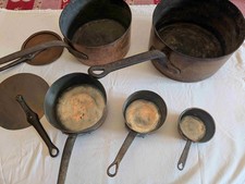 5 CASSEROLES ANCIENNES EN CUIVRE avec 2 couvercles