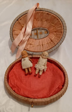 Anciennes petites poupées mignonettes en biscuit dans joli coffret rose