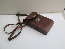 sacoche d'appareil photo ancienne en cuir et interieur feutrine violette