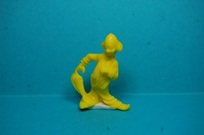 FIGURINE MONOCHROME DUNKIN ROCHE AUX FEES CLOWN JAUNE