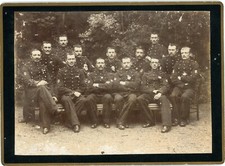 PHOTO vers 1900, 13 militaires uniforme musicien lyre brandebourgs fleur rose