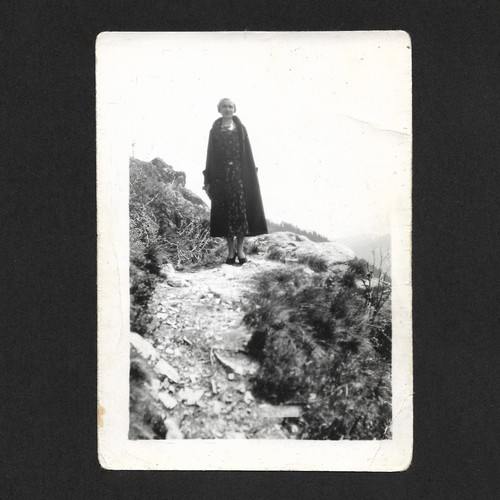 Jeune femme cape - , chemin
