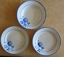 3 Assiettes GIEN  modèle "POITOU" fleurs bleues