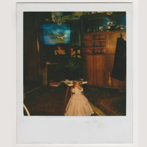 Poupée polaroid dans salon - poupée,