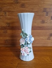 Vase en porcelaine avec fleurs