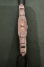 MONTRE FEMME ART DÉCO PLATINE ET DIAMANTS MOUVEMENT SUISSE MÉCANIQUE ANNÉE 1920